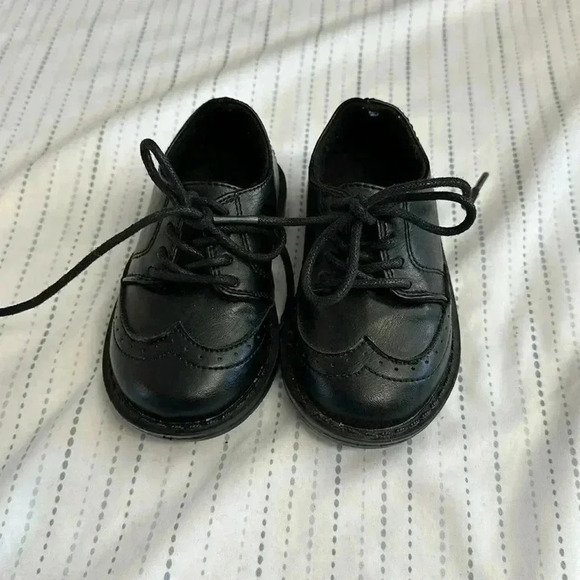 Gymboree - LIKE NEW -  Black dress shoes. Size 5 - Picture 1 of 8